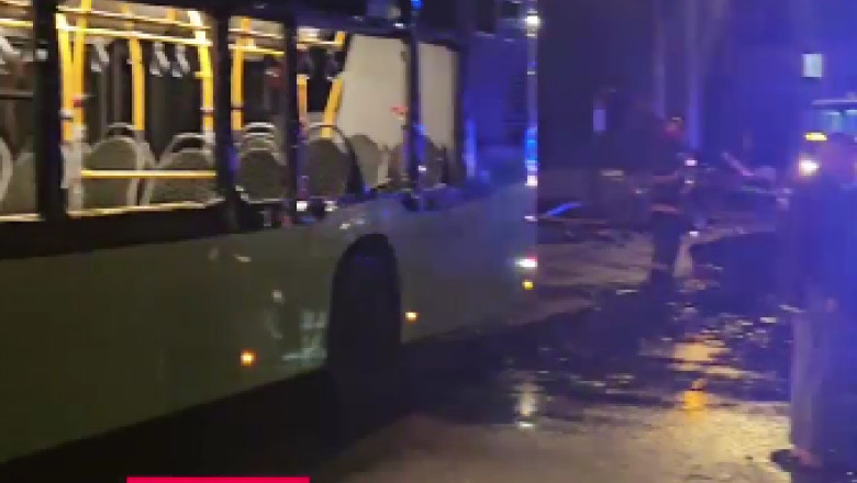 Photo of video | Furtuna a făcut ravagii și peste Prut: Un acoperiş smuls de vânt la Vaslui, s-a prăbușit peste un autobuz și o benzinărie